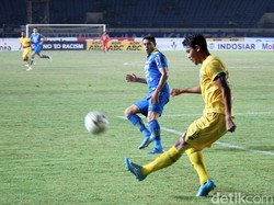 Para pemain dari kedua kesebelasan saling melancarkan serangan.