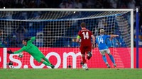 Sebuah penalti yang sukses dieksekusi Dries Mertens di menit ke-82 baru mengubah kedudukan menjadi 1-0. Reuters/Andrew Couldridge.
