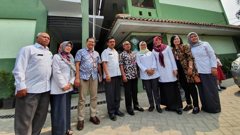Kemendikbud Cek SD di Bekasi yang Sempat Viral karena Belajar Lesehan
