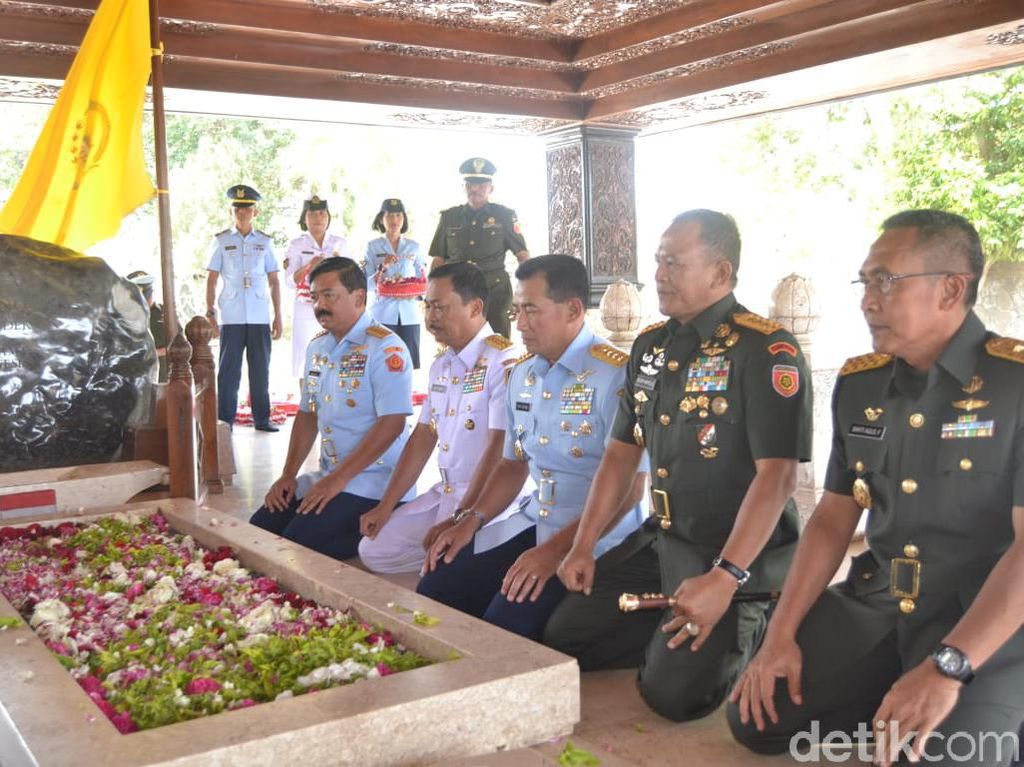 Sambut HUT ke-74 TNI, Panglima Ziarah ke Makam Bung Karno Sambut HUT ke-74 TNI, Panglima Ziarah ke Makam Bung Karno