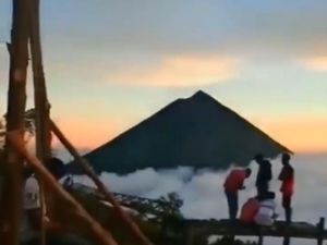Viral, Negeri di Atas Awan Banten Vs Bukit Wolobobo Flores