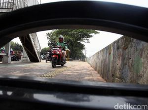 Terlalu, Trotoar Daan Mogot Dibajak Para Pemotor Nakal