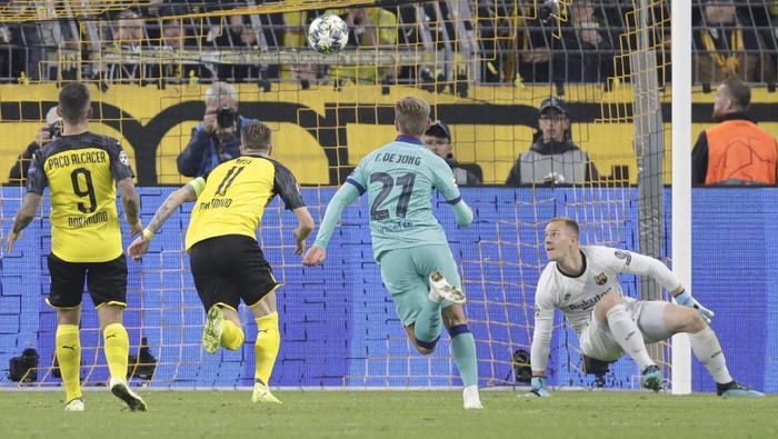 Penyelamatan Marc-Andre Ter Stegen disinyalir ilegal, saat Borussia Dortmund dan Barcelona berimbang 0-0 di Liga Champions (AP Photo/Michael Probst) Penyelamatan Marc-Andre Ter Stegen disinyalir ilegal, saat Borussia Dortmund dan Barcelona berimbang 0-0 di Liga Champions (AP Photo/Michael Probst)