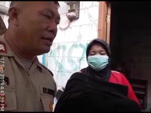 Polisi yang Bantu Nenek Gendong Jasad Bayi di Jakut Diganjar Penghargaan Polisi yang Bantu Nenek Gendong Jasad Bayi di Jakut Diganjar Penghargaan