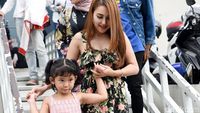 Summer Vibes! Gaya Kompak Ayu Ting Ting dan Bilqis