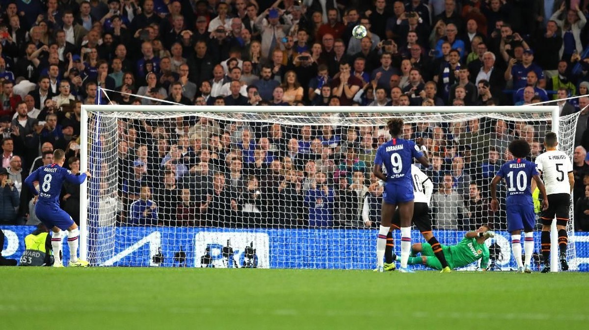 Eksekusi penalti Ross Barkley melambung saat Chelsea dikalahkan Valencia di Liga Champions (Foto: Richard Heathcote/Getty Images)