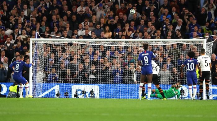 Eksekusi penalti Ross Barkley melambung saat Chelsea dikalahkan Valencia di Liga Champions (Foto: Richard Heathcote/Getty Images) Eksekusi penalti Ross Barkley melambung saat Chelsea dikalahkan Valencia di Liga Champions (Foto: Richard Heathcote/Getty Images)