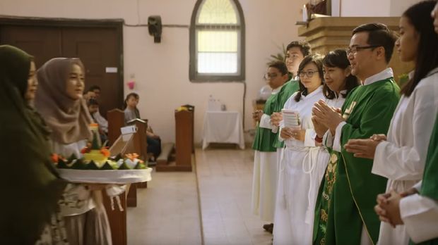 Wirda Mansur dalam cuplikan film The Santri