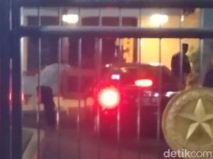 Imam Nahrawi Tersangka, Mobil Pelat B-1747-RFS Masuk Rumah Dinas Menpora