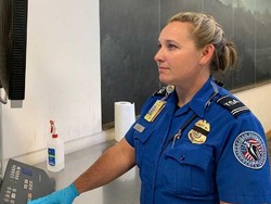 Heroik! Petugas Bandara Selamatkan Penumpang Tersedak Anggur