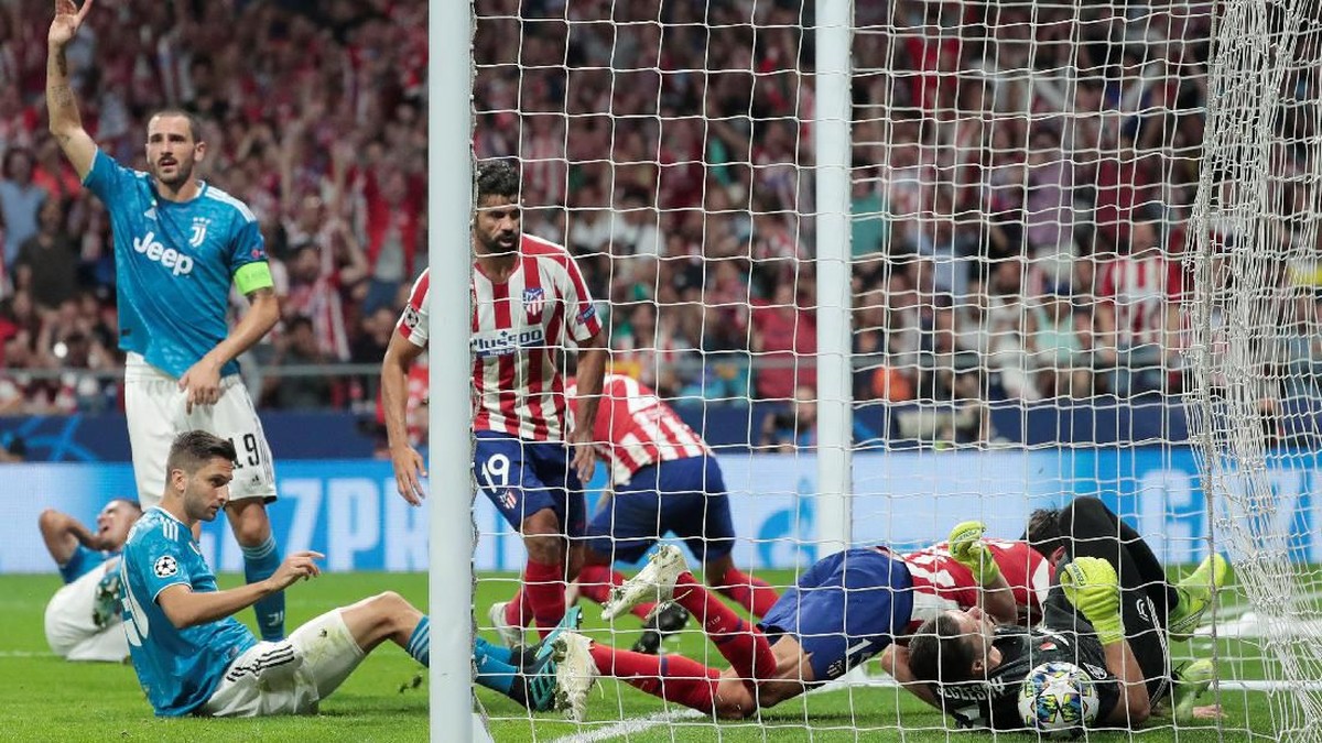 Juventus kebobolan dua gol karena set piece. (Foto: Susana Vera/Reuters)