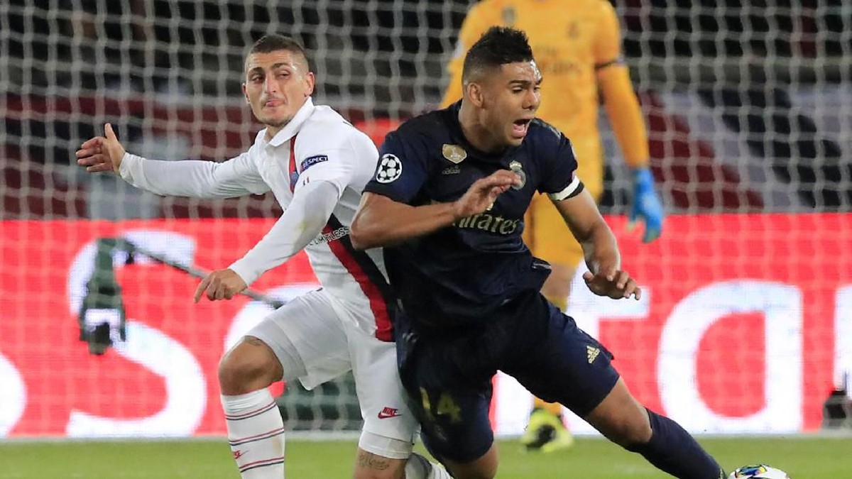 Casemiro (kanan) mengakui Real Madrid tampil buruk di markas PSG. (Foto: Michel Euler/AP Photo)