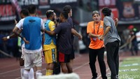 Julio Banuelos berjabat tangan dengan Stefano Cugurra usai laga Persija vs Bali United yang berakhir dengan skor 0-1. 