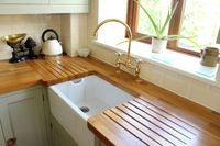Dapur minimalis dengan elemen kayu.