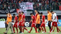 The Jakmania yang kecewa meneriaki Ferry Paulus dan Julio Banuelos. Mereka meminta keduanya mundur.