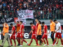 The Jakmania yang kecewa meneriaki Ferry Paulus dan Julio Banuelos. Mereka meminta keduanya mundur.