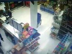 Perampok Bersenpi Embat Duit Puluhan Juta di Minimarket Cirebon