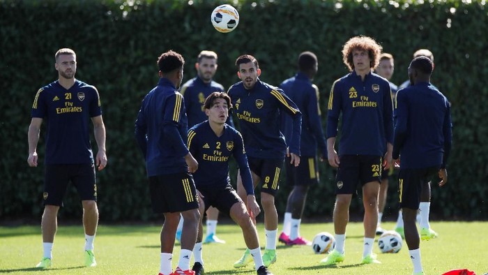 Soccer Football - Europa League - Arsenal Training - Arsenal Training Centre, St Albans, Britain - September 18, 2019   Arsenals Hector Bellerin and team mates during training   Action Images via Reuters/Paul Childs