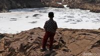Penuh Busa, Begini Kondisi Anak Sungai Citarum yang Tercemar