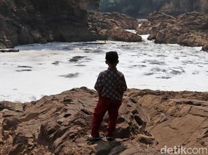 Penuh Busa, Begini Kondisi Anak Sungai Citarum yang Tercemar