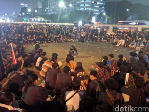 Massa Tolak RUU KUHP Masih Bertahan di Depan DPR, Gelar Teatrikal di Jalan