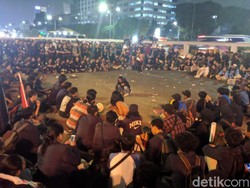 Massa Tolak RUU KUHP Masih Bertahan di Depan DPR, Gelar Teatrikal di Jalan