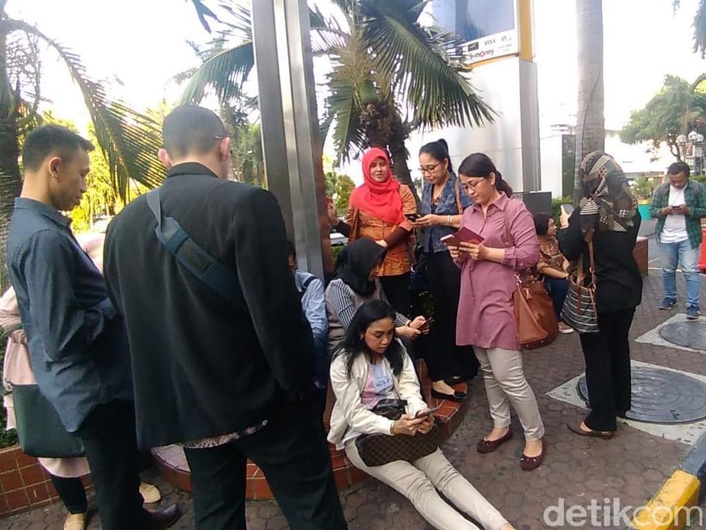 Pegawai di Gedung Tinggi Surabaya Rasakan Guncangan Gempa Tuban Pegawai di Gedung Tinggi Surabaya Rasakan Guncangan Gempa Tuban