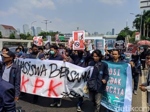 Massa Demo Tolak RUU KUHP di DPR Tutup Jalan, Lalin Gatsu Arah Grogol Padat