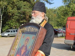 Pendeta Ortodoks Rusia Siram 70 Liter Air Suci Lewat Udara