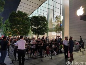 Apple Tutup Gate, Ratusan Orang Menginap di Apple Orchard