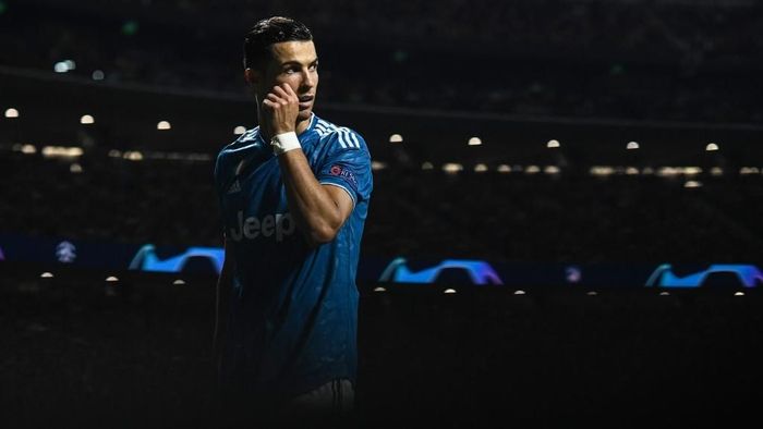 JUDI ONLINE Cristiano Roaldo absen di malam penghargaan FIFA (Oscar del Pozo / AFP)