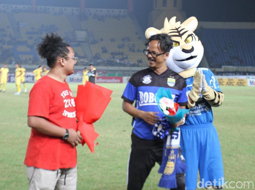 Kampanye Aksi Damai, Persib-Semen Padang Bagikan Bunga ke Suporter Kampanye Aksi Damai, Persib-Semen Padang Bagikan Bunga ke Suporter