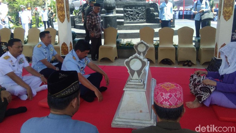 Panglima TNI: Ribuan Anggota Sudah Turun Langsung Padamkan Karhutla Panglima TNI: Ribuan Anggota Sudah Turun Langsung Padamkan Karhutla