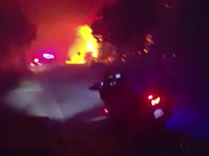 Evakuasi Warga, Polisi Terobos Kebakaran Hutan Pakai Motor