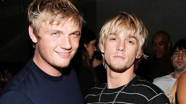 382292 02: Singer Nick Carter arrives with brother Aaron Carter at the Backstreet Boys'' 