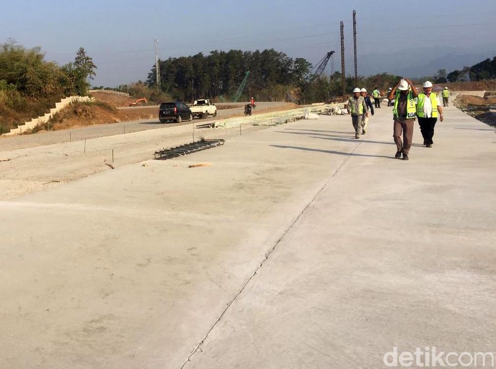 4 Fakta Tol Cisumdawu yang Bikin Jokowi Geram 4 Fakta Tol Cisumdawu yang Bikin Jokowi Geram