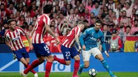 Juventus mengambil alih permainan atas Atletico di awal-awal laga. Si Nyonya Tua dengan cepat mengalirkan bola dengan umpan-umpan pendek ke sepertiga akhir pertahanan tuan rumah. REUTERS/Susana Vera.