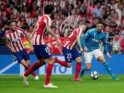 Juventus mengambil alih permainan atas Atletico di awal-awal laga. Si Nyonya Tua dengan cepat mengalirkan bola dengan umpan-umpan pendek ke sepertiga akhir pertahanan tuan rumah. REUTERS/Susana Vera.