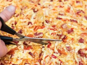 Kini Makin Banyak Restoran Memotong Pizza dengan Gunting