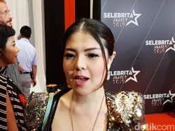 Bergaya Kasual Ngantor di DPRD DKI Jakarta, Tina Toon Cari Kenyamanan