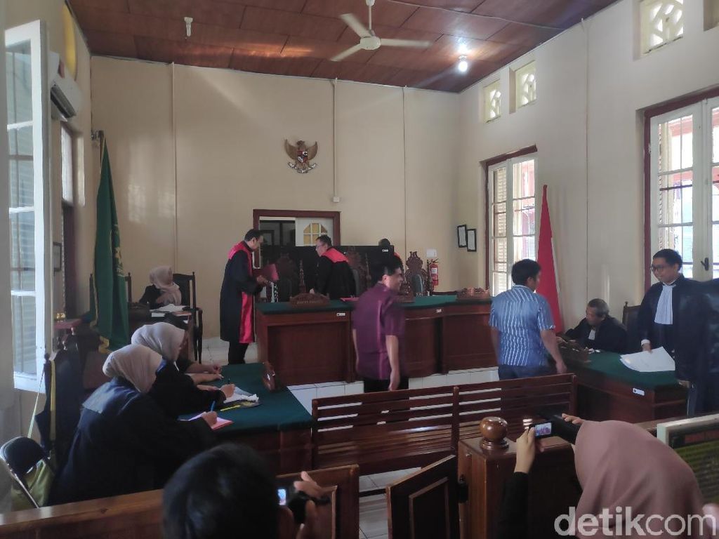 Eks Sekretaris KPU Makassar Didakwa Korupsi Rp 6,4 Miliar Eks Sekretaris KPU Makassar Didakwa Korupsi Rp 6,4 Miliar