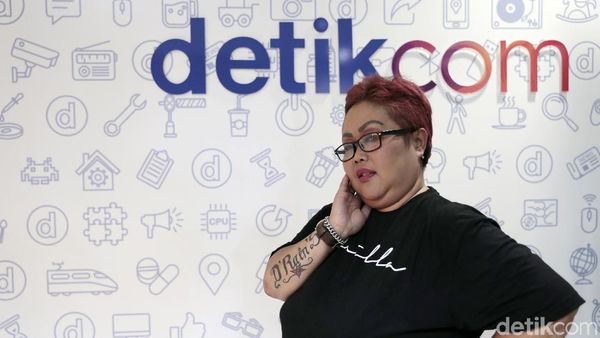 Bude Sumiyati, Antara Bidadari dan Danilla Riyadi