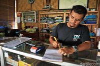 Ranu menjadi salah satu putra lokal yang mengenalkan surfing (Randy/detikcom)