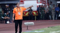 Julio Banuelos memberikan pengarahan kepada para pemain Persija saat melawan Bali United di Stadion Patriot Candrabaga, Kamis (19/8/2019). Dalam pertandingan ini, Persija kalah dengan skor 0-1.