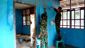 Prajurit Kostrad Renovasi SD Inpres di Perbatasan RI-PNG