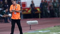 Julio Banuelos tampak kecewa dengan hasil tersebut.