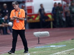 Julio Banuelos tampak kecewa dengan hasil tersebut.