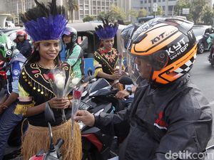 Mahasiswa Papua Bagi-bagi Bunga di Patung Kuda