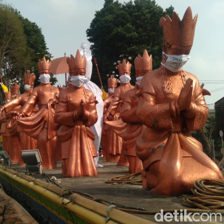 Demo Kabut Asap, Patung Sekapur Sirih Jambi Dipasang Masker dan Kain Kafan