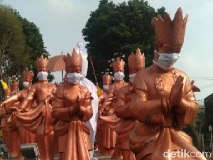 Demo Kabut Asap, Patung Sekapur Sirih Jambi Dipasang Masker dan Kain Kafan